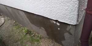 壁に水漏れの跡